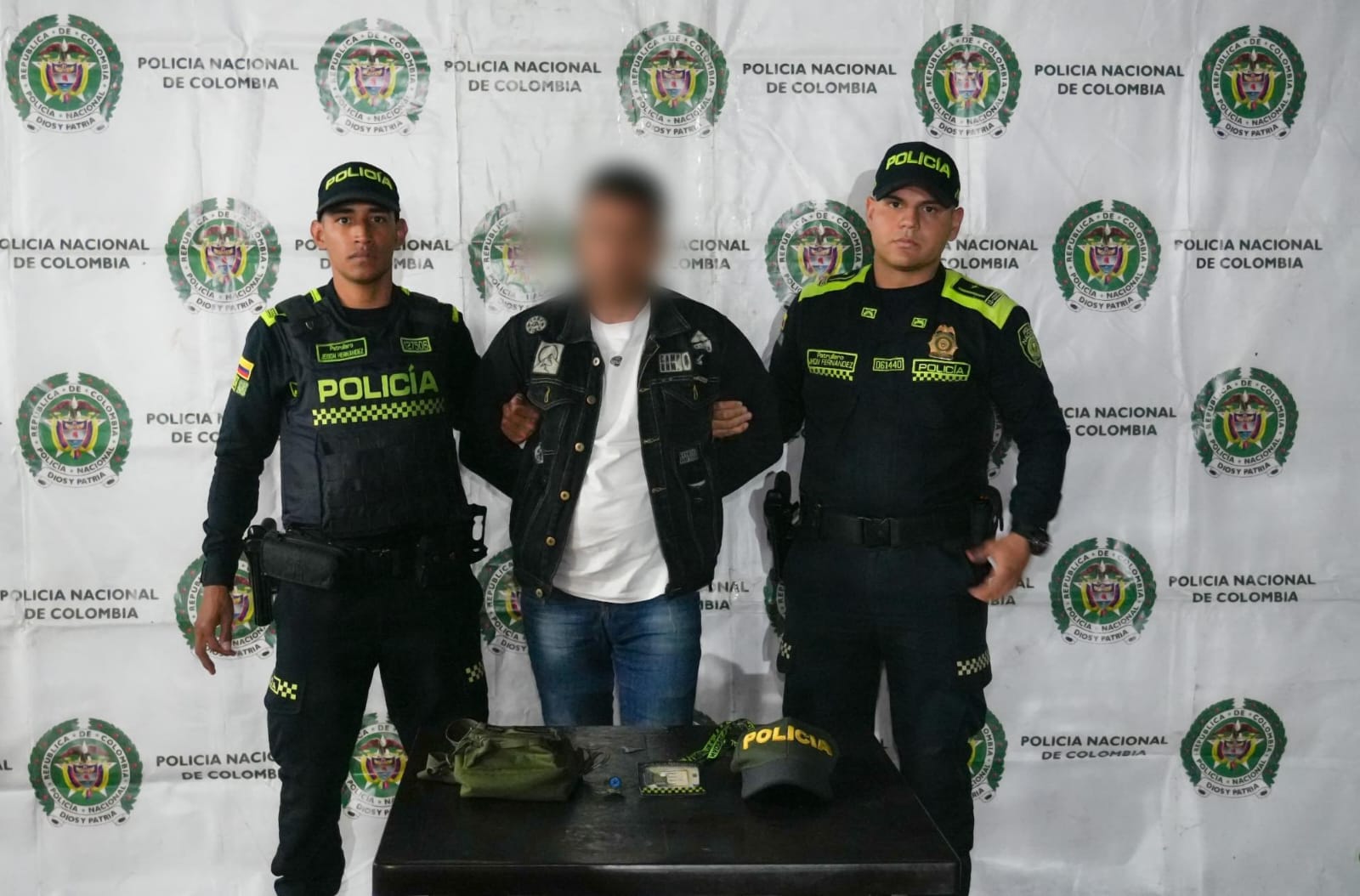 En su poder se encontraron una gorra, un carnet y un broche con insignias de la Policía Nacional.
