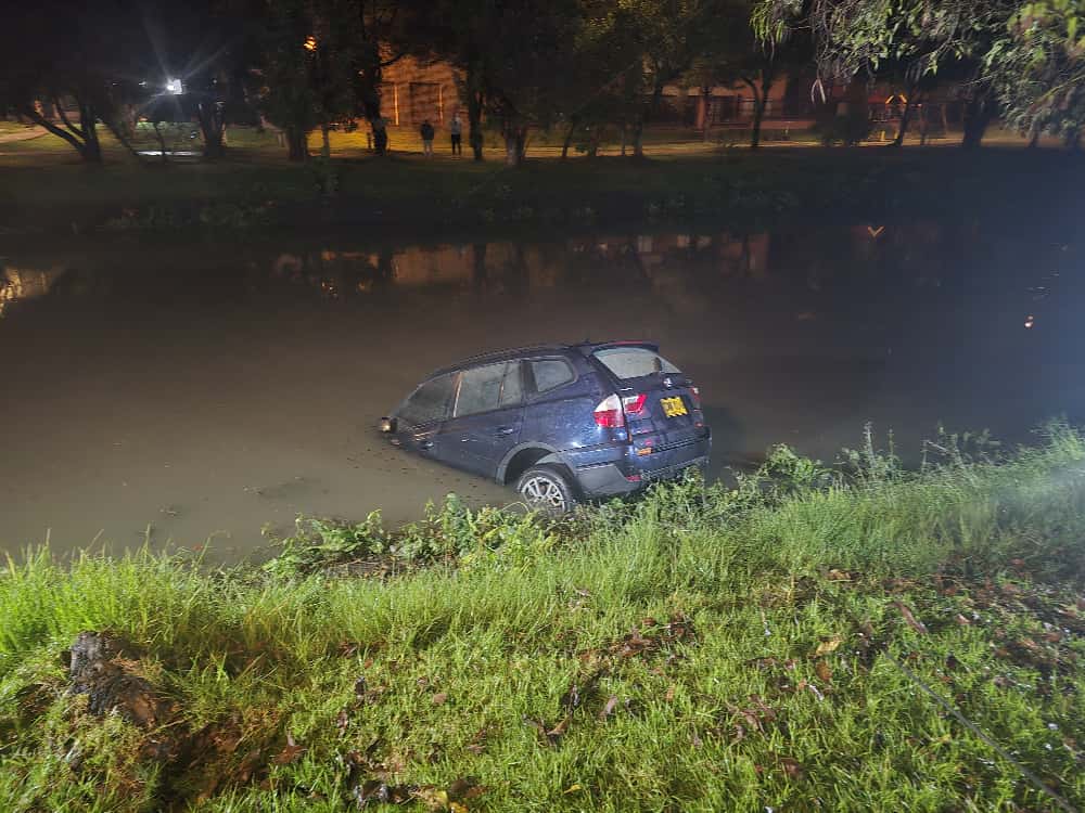 Carro siniestrado hudiéndose en el caño.