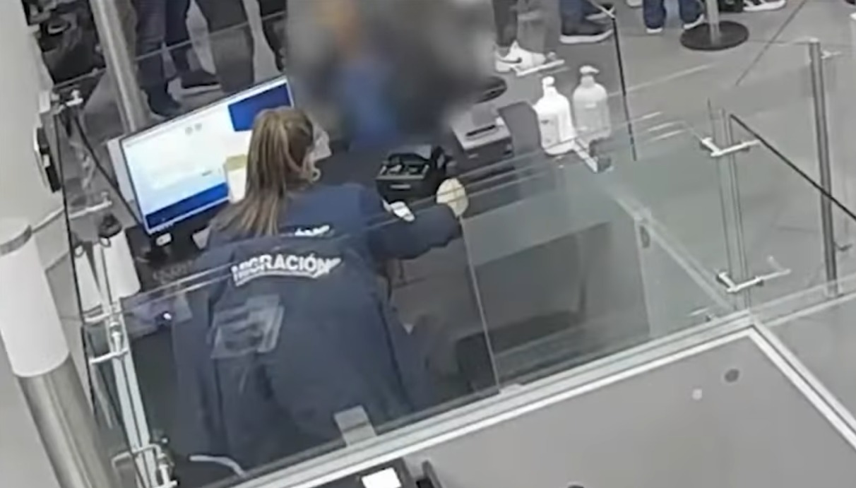 La cámara de seguridad registró los actos de soborno de la ex funcionaria.