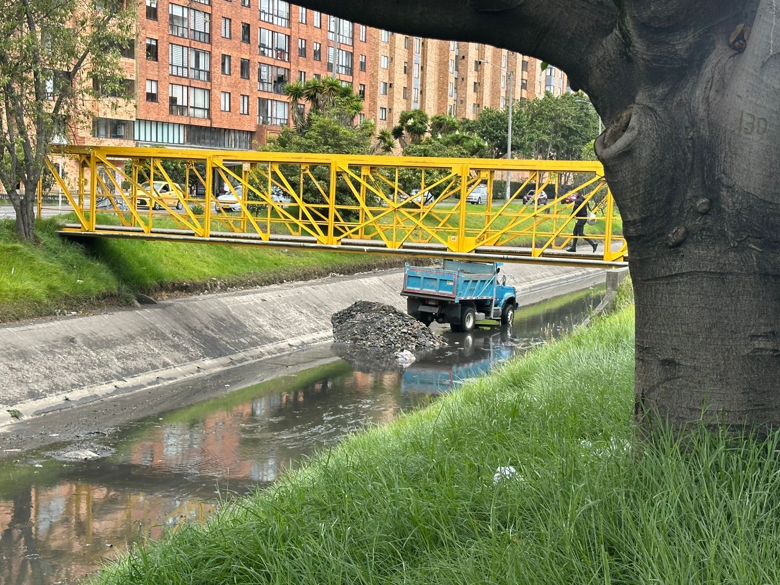 Volqueta fue captada arrojando escombros en el canal Callejas