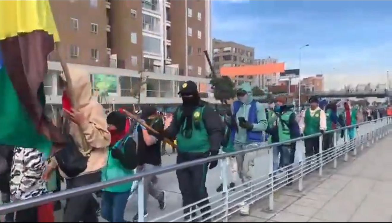 Funcionarios distritales acompañan el recorrido de la marcha indígena por la calle 26.