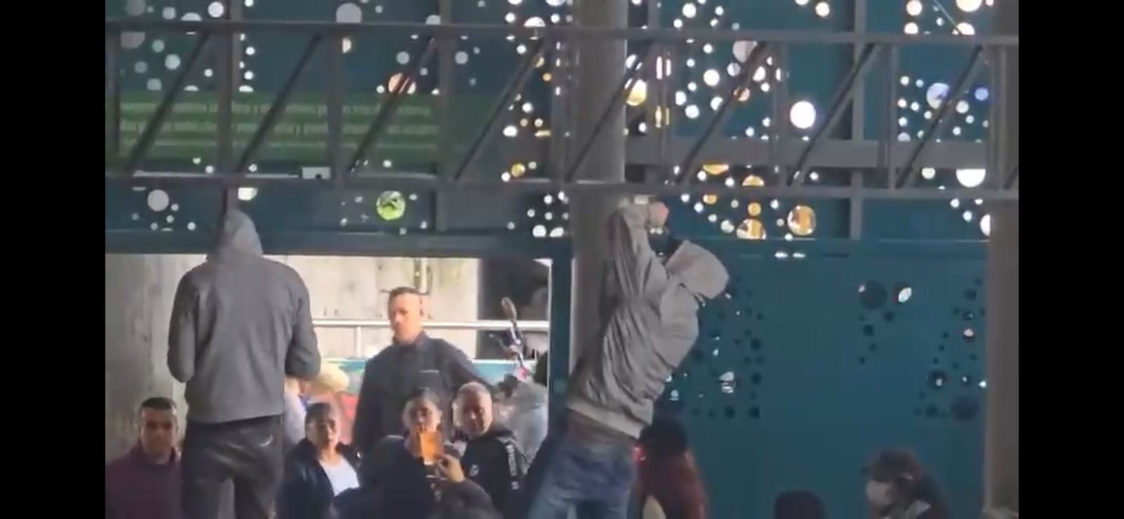 Encapuchados vandalizando estación de Transmilenio.
