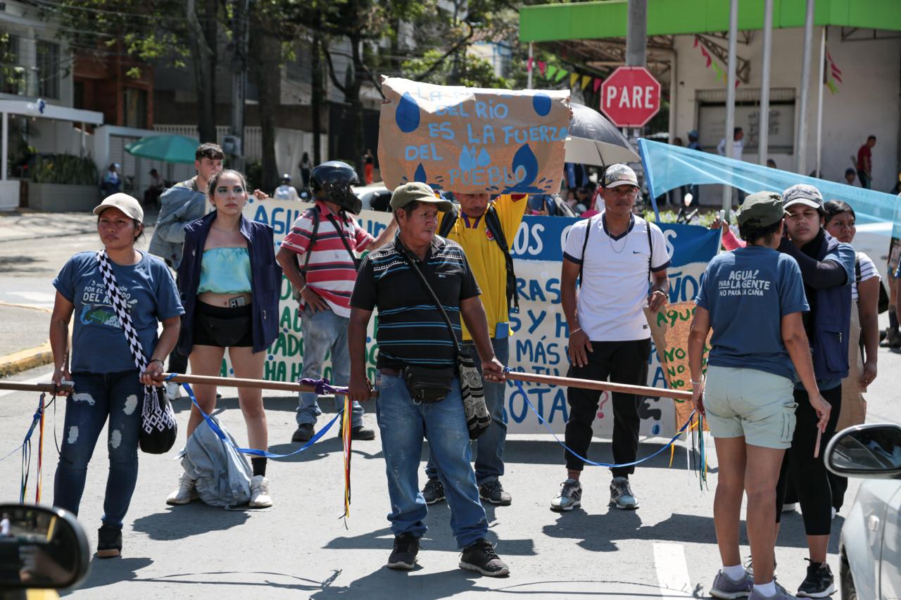 Protesta que empezó en el CAM y se desplazó luego al oeste terminó en bloqueo a la portada al mar, en Cali.