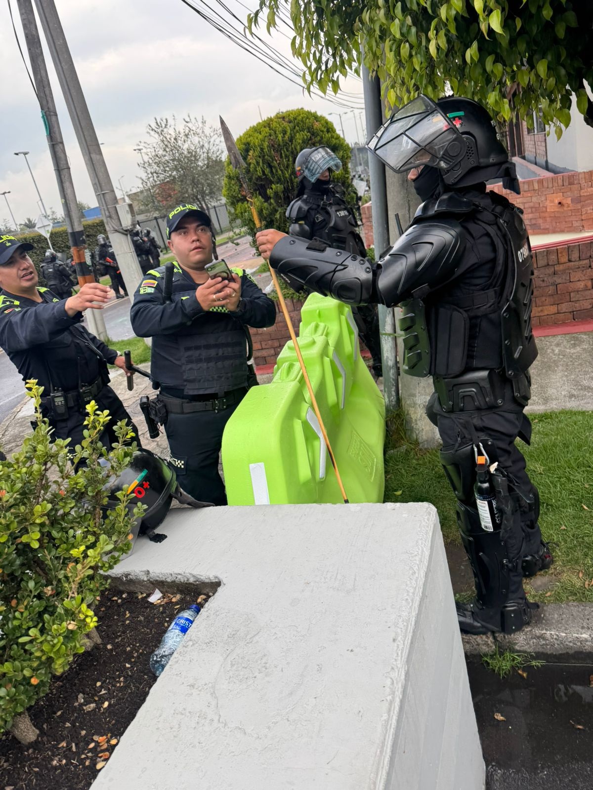 Policías heridos con flechas