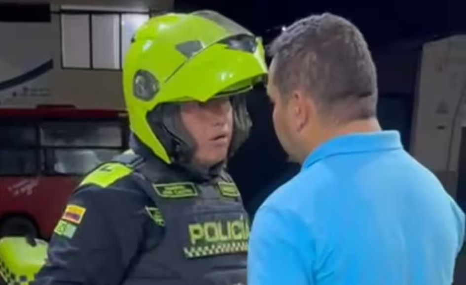 Policía agrediendo a ciudadano en Armenia