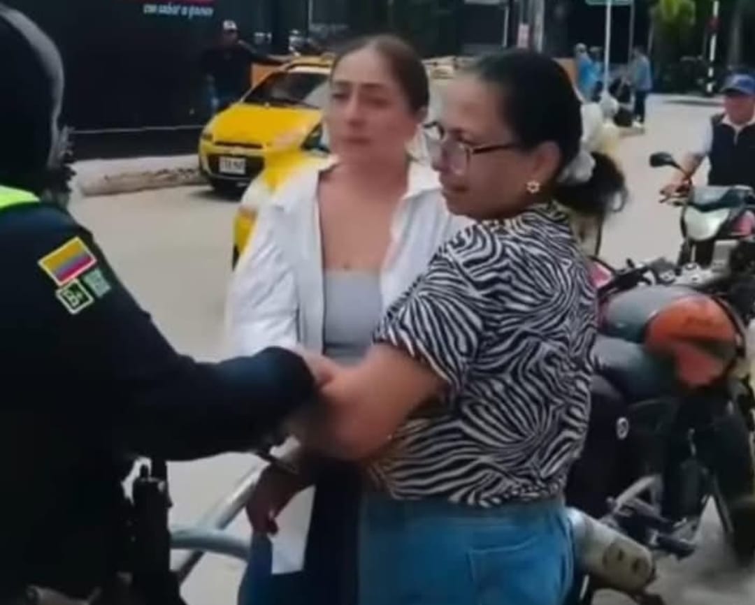 mujeres a la carcel por entrevistar a un perro