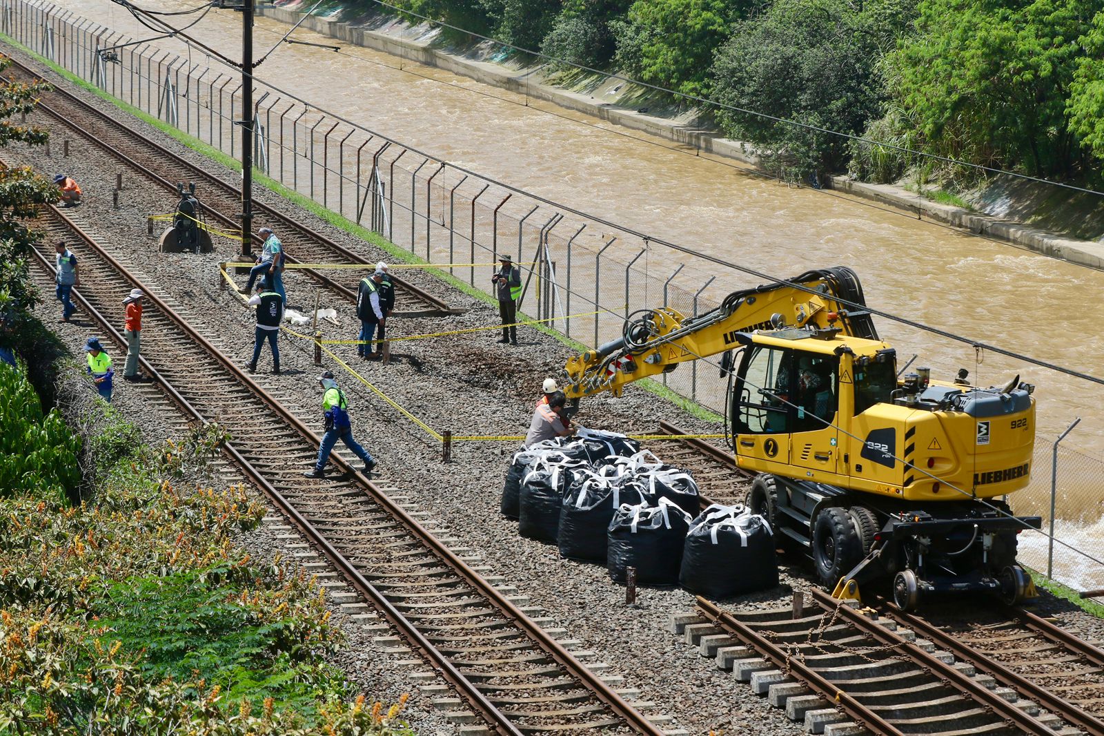 Con maquinaria amarilla y el trabajo articulado de 60 personas y cinco entidades, avanzan las obras para rehabilitar el servicio del Metro de Medellín.