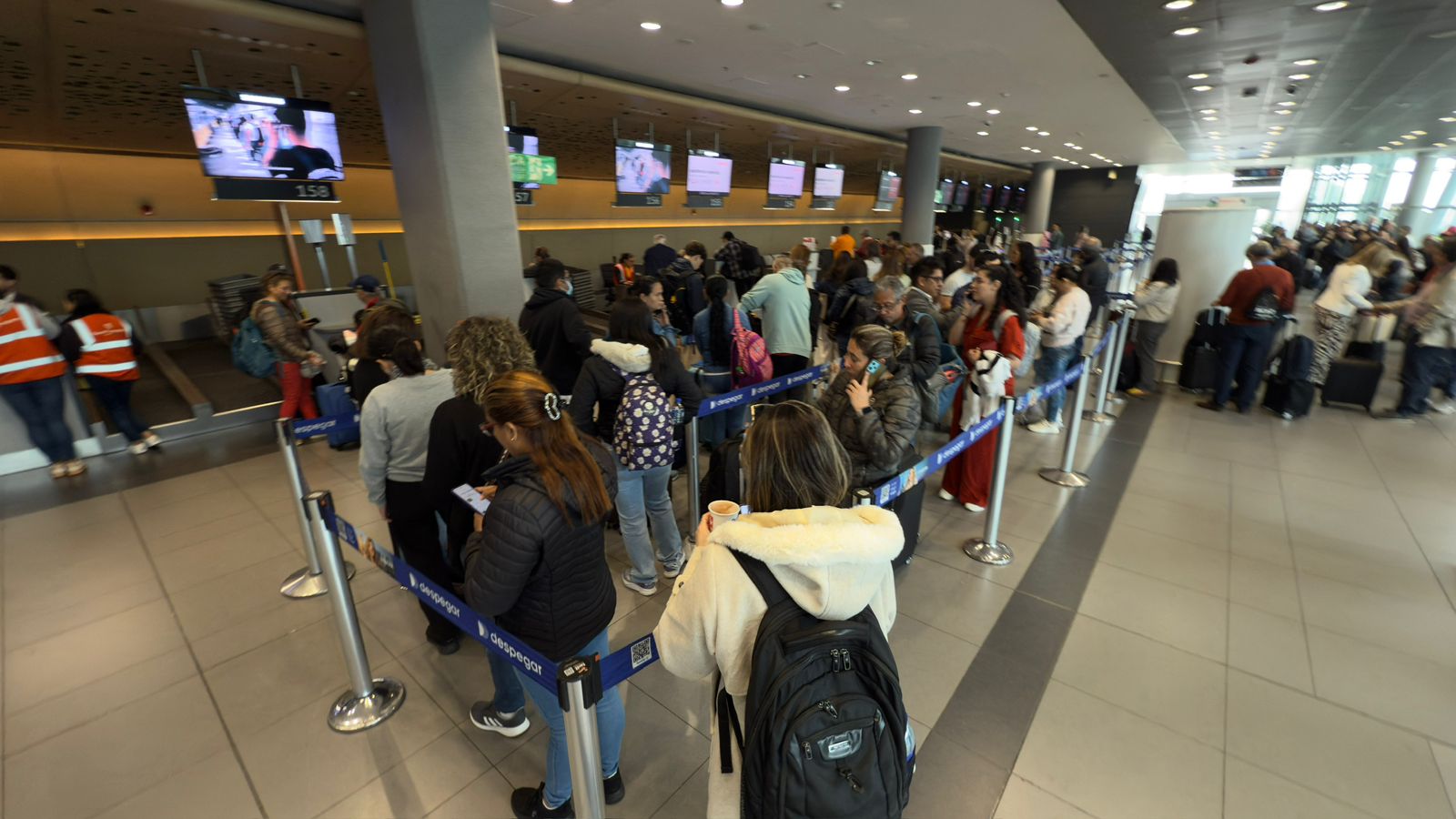 Viajeros en el aeropuerto El Dorado de Bogotá