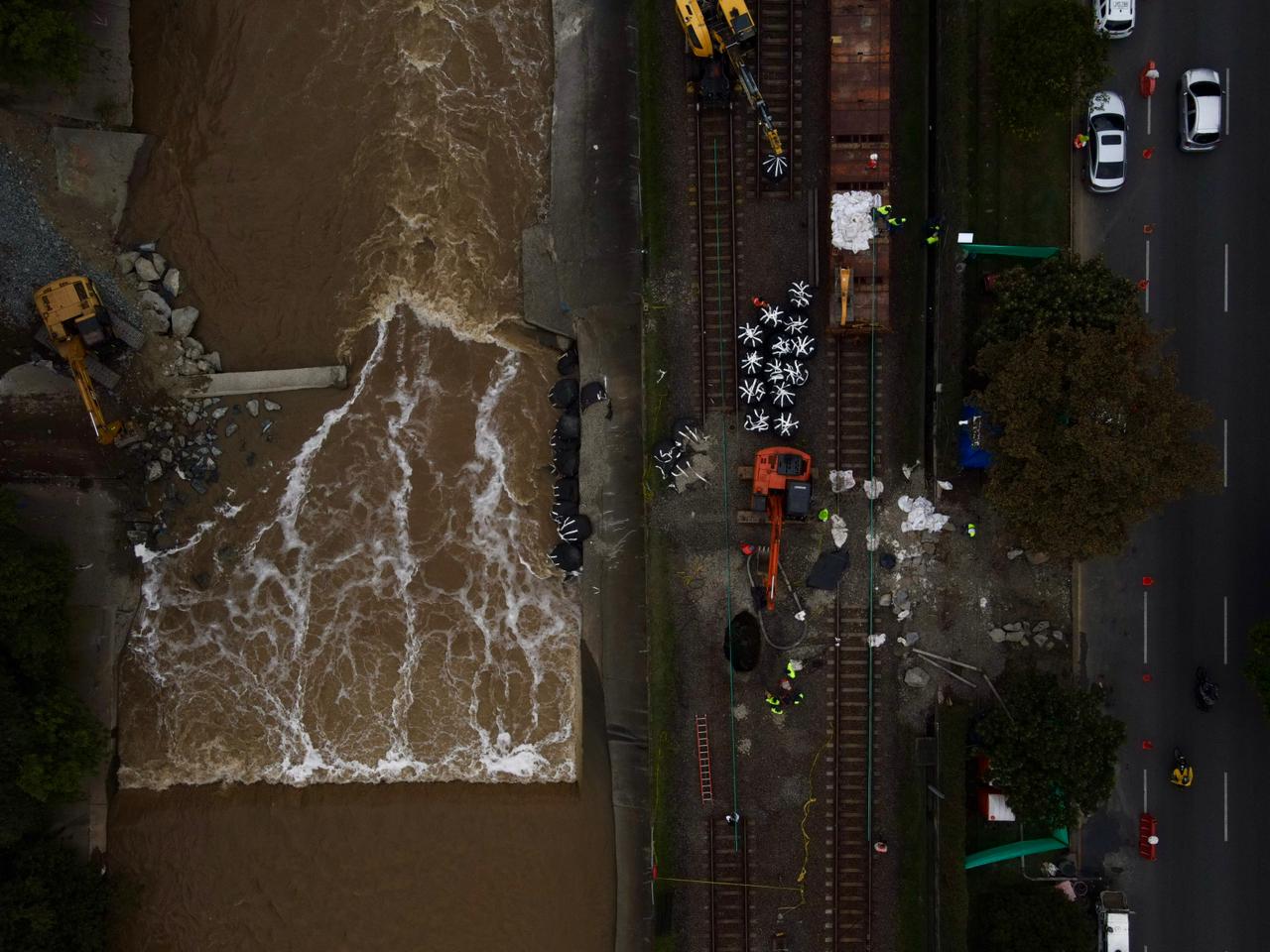 Según el último informe, se han instalado 30 geobolsas en el lecho del río para la intervención.