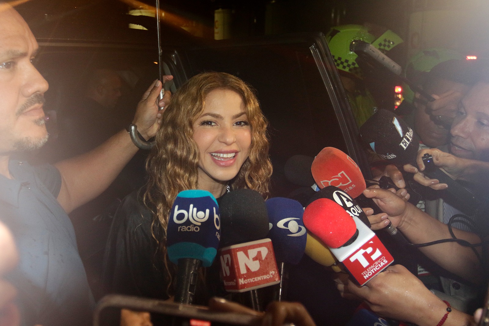 Luego de 19 años, Shakira volvió a Cali para brindar dos conciertos, mañana sábado y el domingo. Afirma que comerá chontaduro con Milan y Sasha
