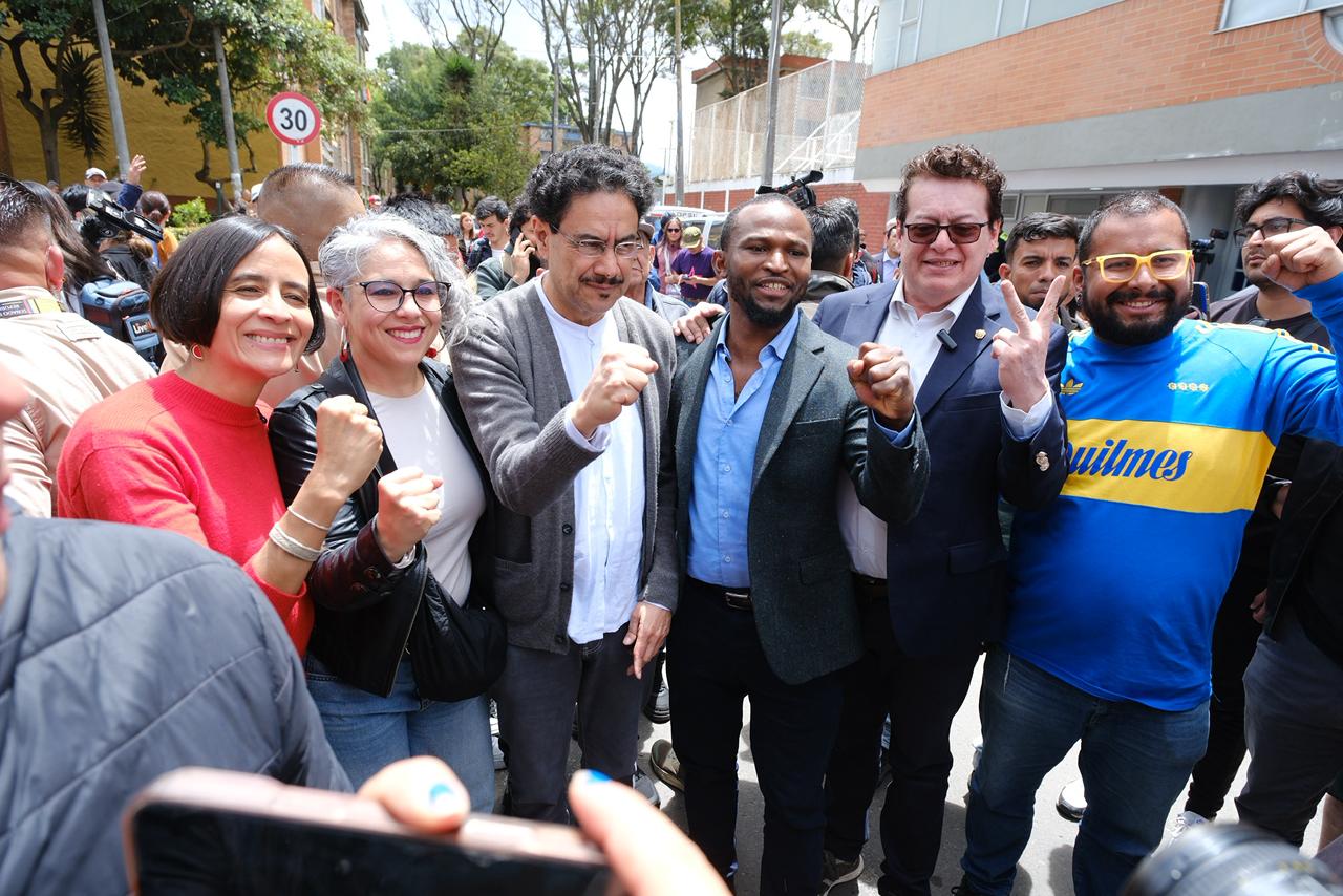 El senador Iván Cepeda ejerció su derecho al voto junto a algunos militantes.