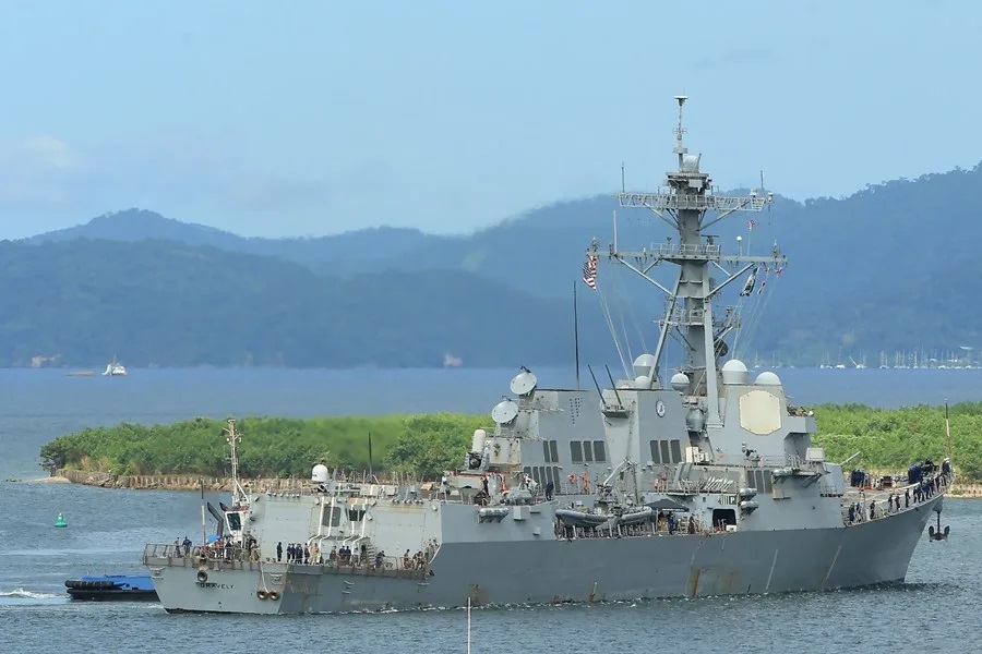 Vista del destructor USS Gravely de la Armada de Estados Unidos a su llegada, este 26 de octubre de 2025, a Puerto España.
