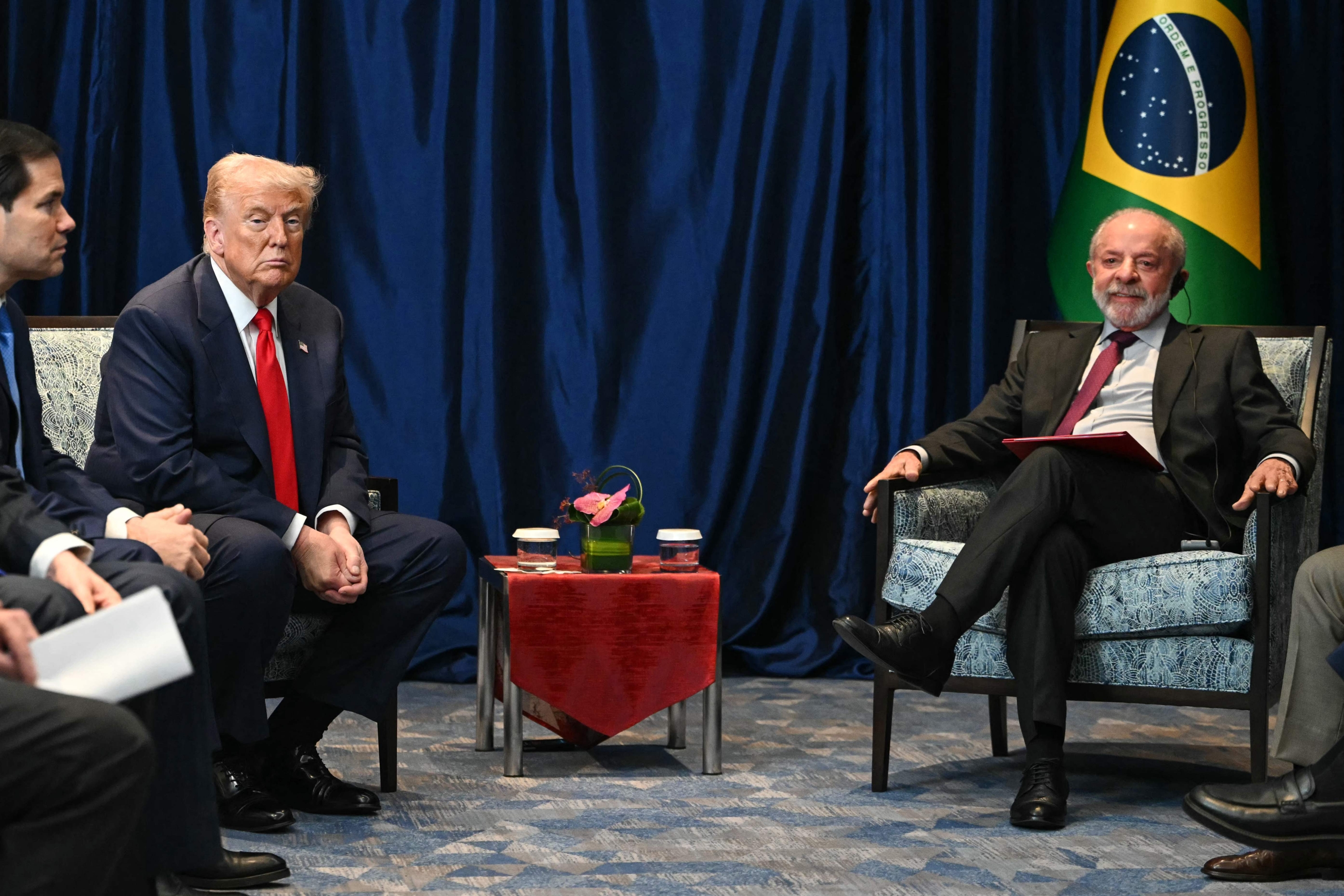 El presidente de Brasil, Luiz Inácio Lula da Silva (der.), conversa con el presidente de Estados Unidos, Donald Trump, durante una reunión bilateral en cumbre de la Asociación de Naciones del Sudeste Asiático (Asean).