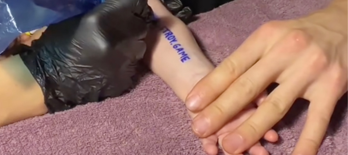 Este sería el texto que le escribieron en su brazo.