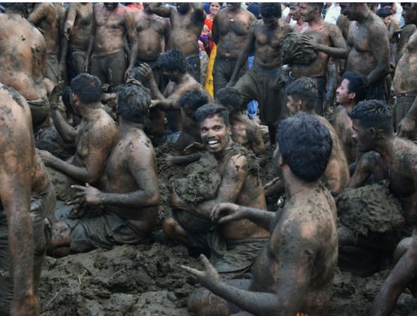 La Vacaca Ritual El curioso ritual en la India donde todos se bañan en excremento de vaca