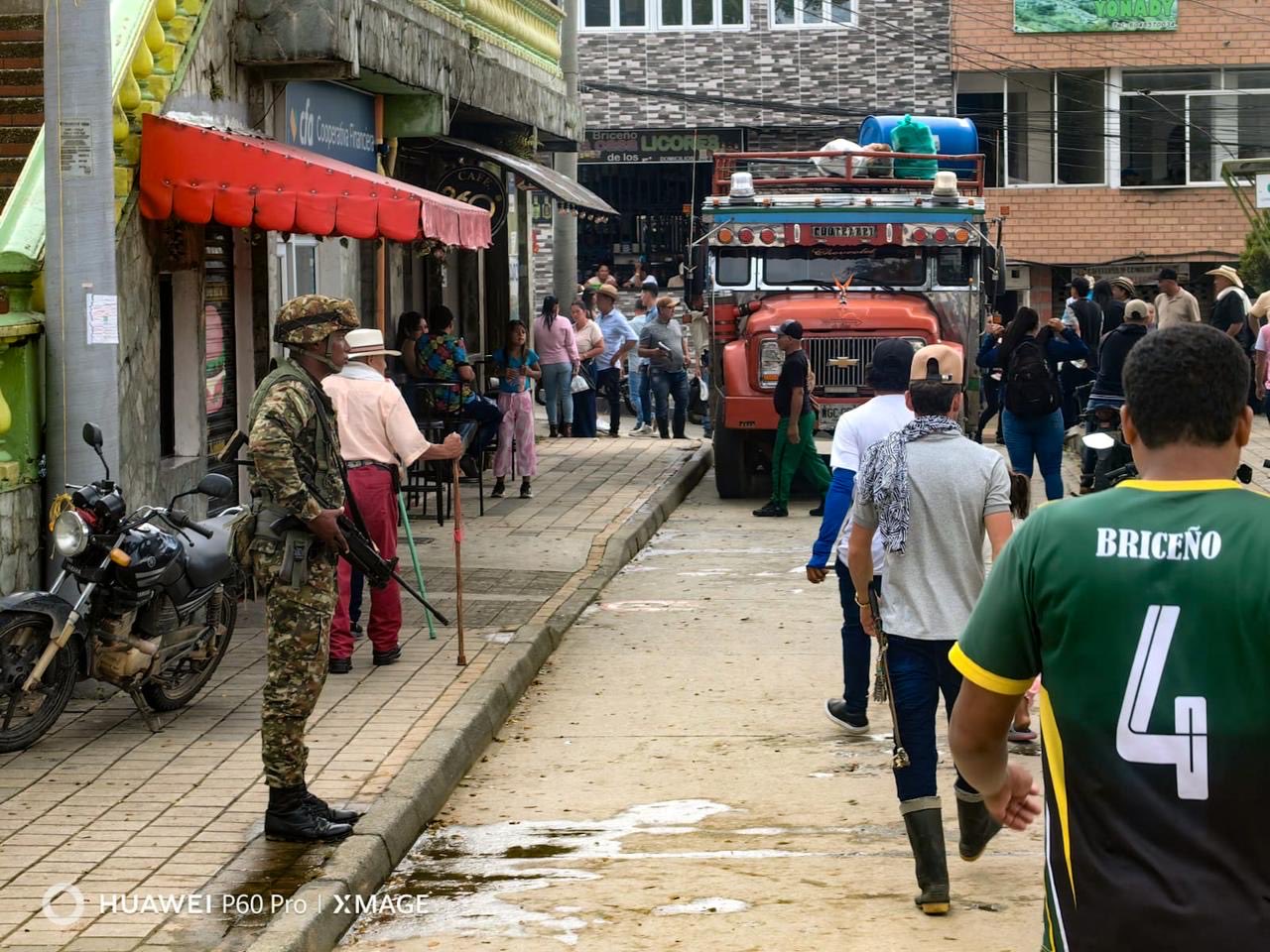 Yasadışı silahlı gruplar arasındaki çatışmalar, Antioquia'nın kuzeyindeki Briceño'nun kırsal topluluklarını hapsediyor
