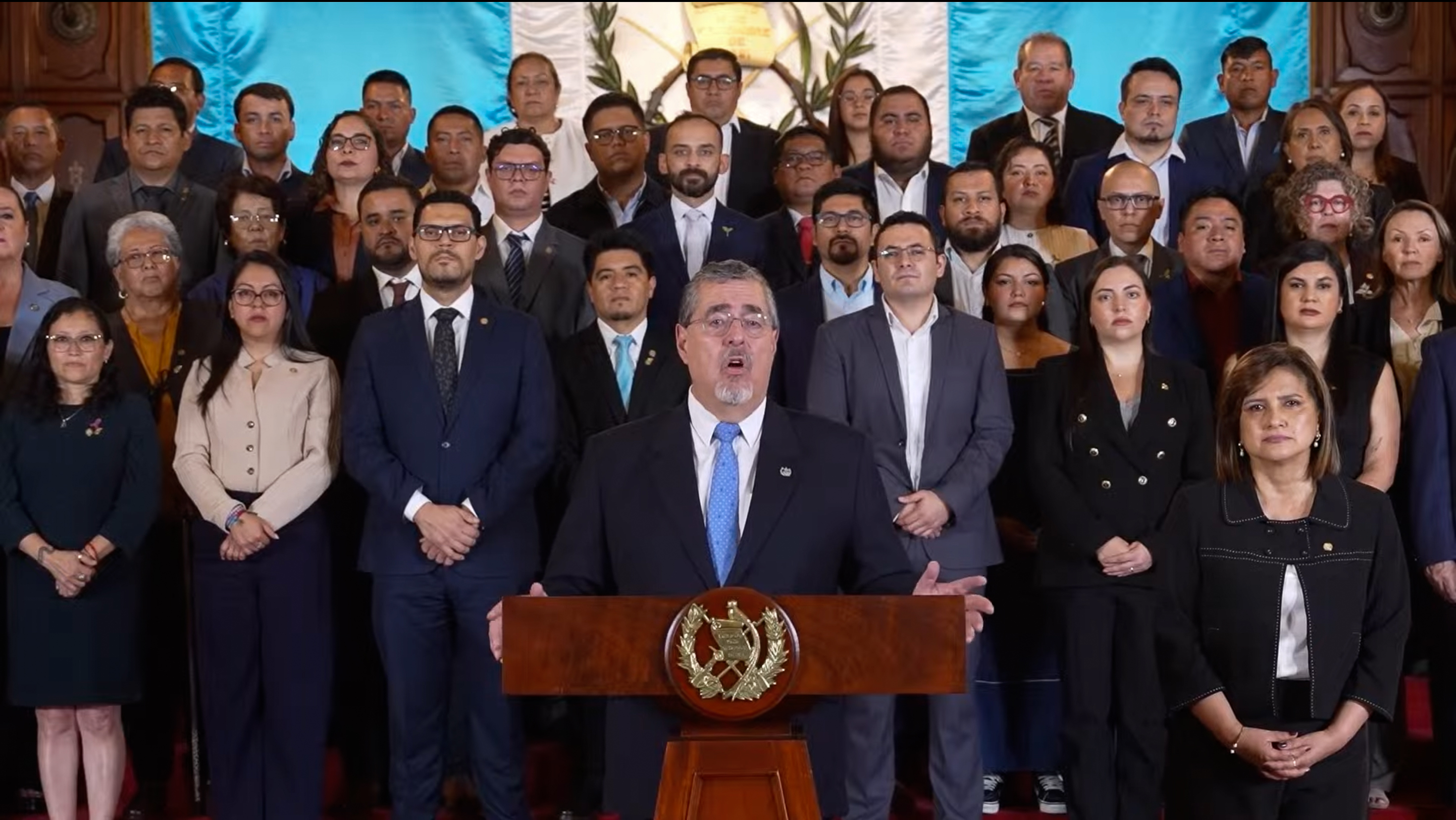 Fotografía cedida por Presidencia de Guatemala de su mandatario, Bernardo Arévalo de León (c), hablando durante un acto de gobierno este domingo, en Ciudad de Guatemala (Guatemala). Arévalo de León advirtió que las elecciones generales de 2027 en el país centroamericano están en riesgo ante los intentos de golpe de Estado por un juez penal y la cúpula del Ministerio Público (Fiscalía). EFE/ Presidencia de Guatemala /SOLO USO EDITORIAL NO VENTAS /SOLO DISPONIBLE PARA ILUSTRAR LA NOTICIA QUE ACOMPAÑA (CRÉDITO OBLIGATORIO)