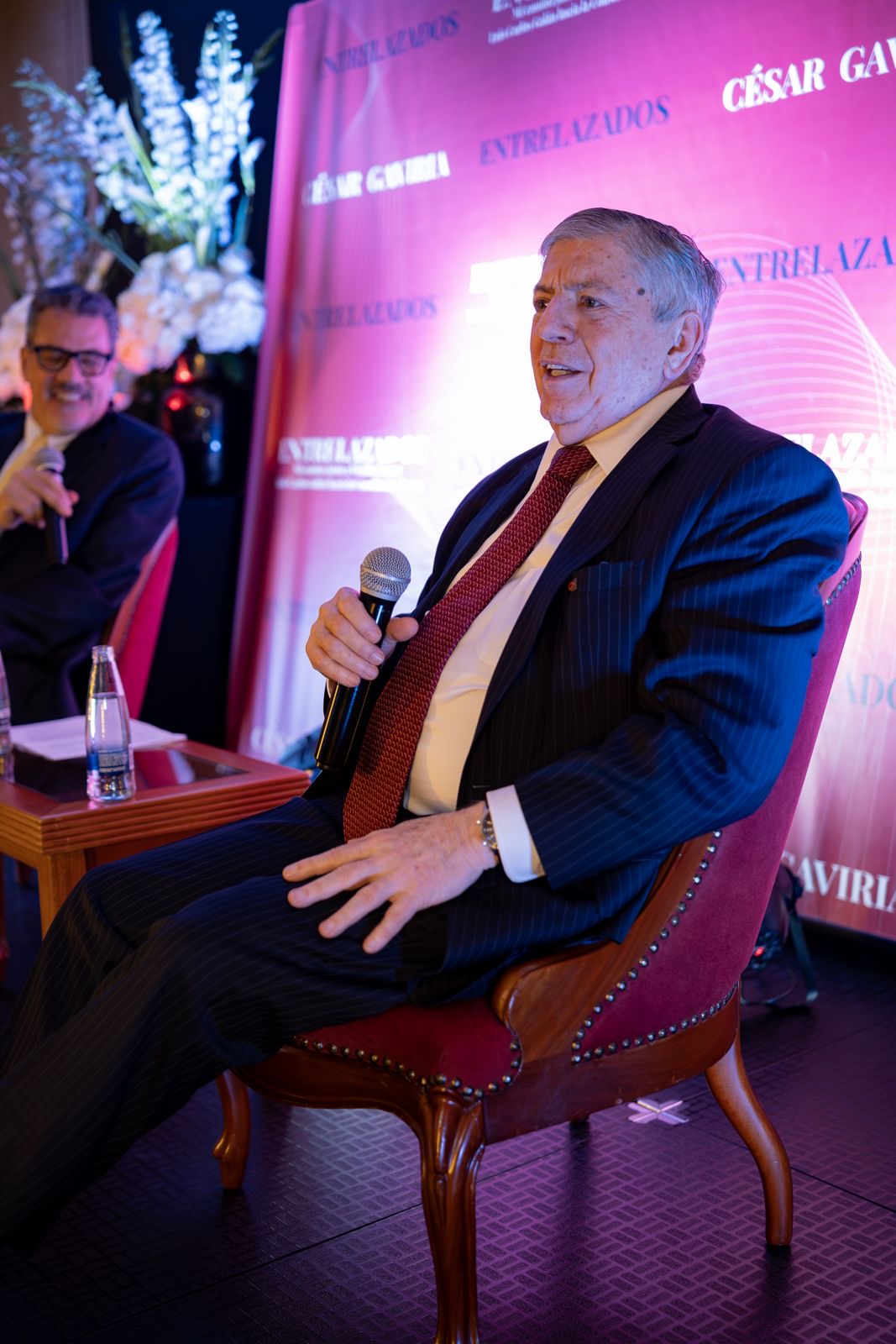 César Gaviria en la presentación de su libro, Entrelazados