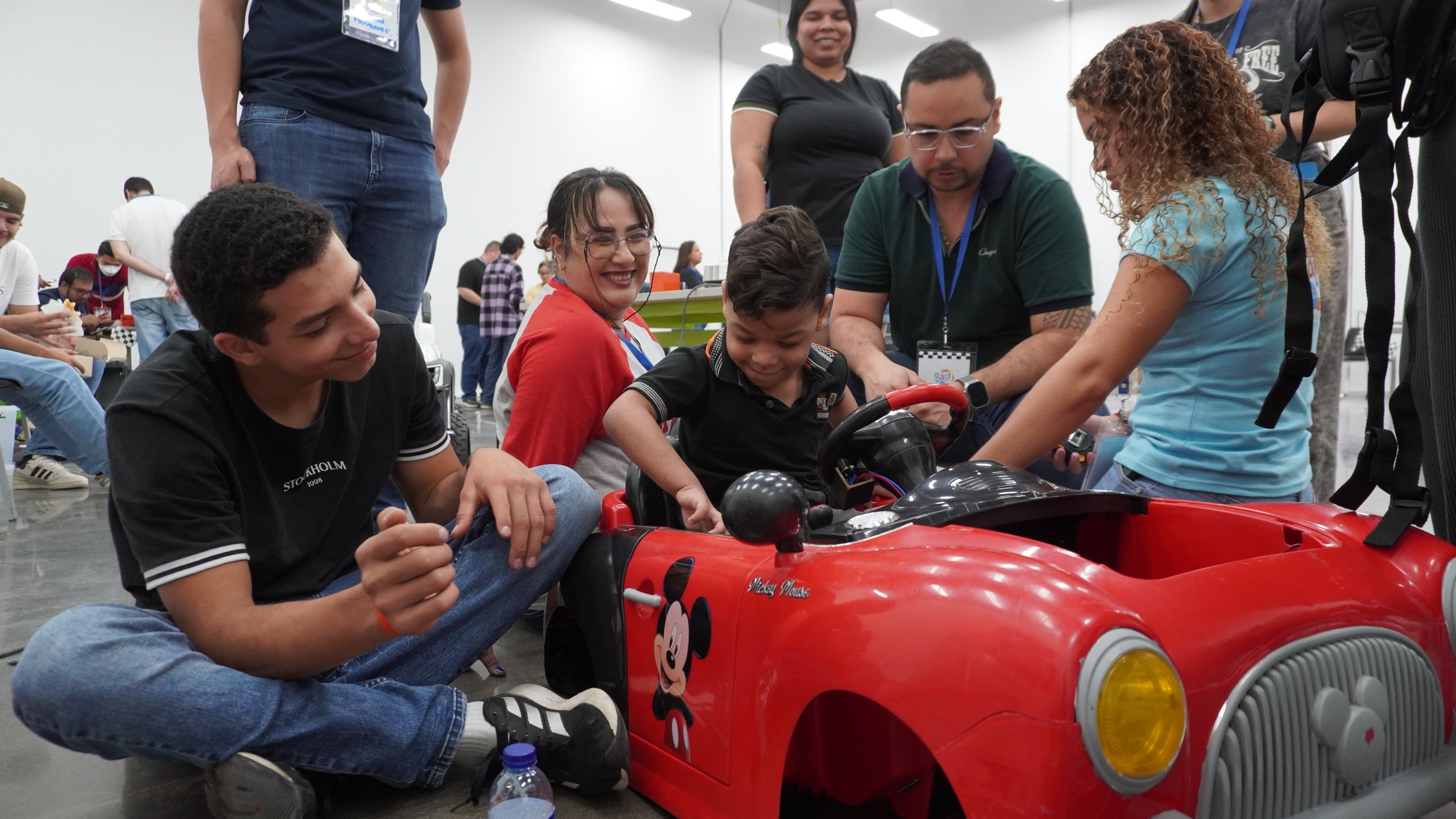Modifican carros eléctricos de juguete para niños con discapacidad