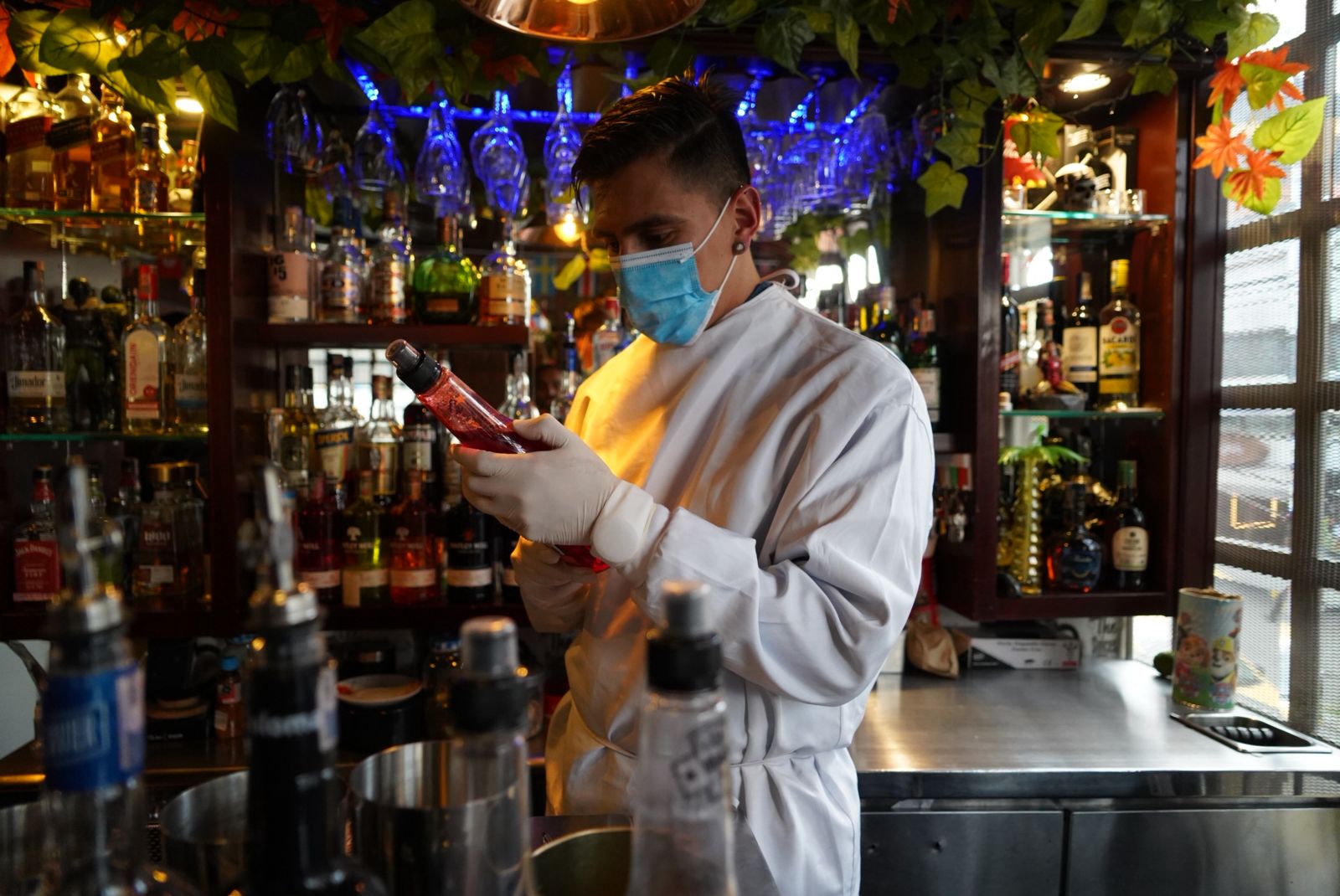 El personal de la Secretaría de Salud realiza operativos de control en puntos de venta de dulces y bebidas.