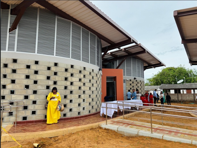 Los residentes de la ranchería Yawacar, en Manaure, reciben una nueva sede educativa.