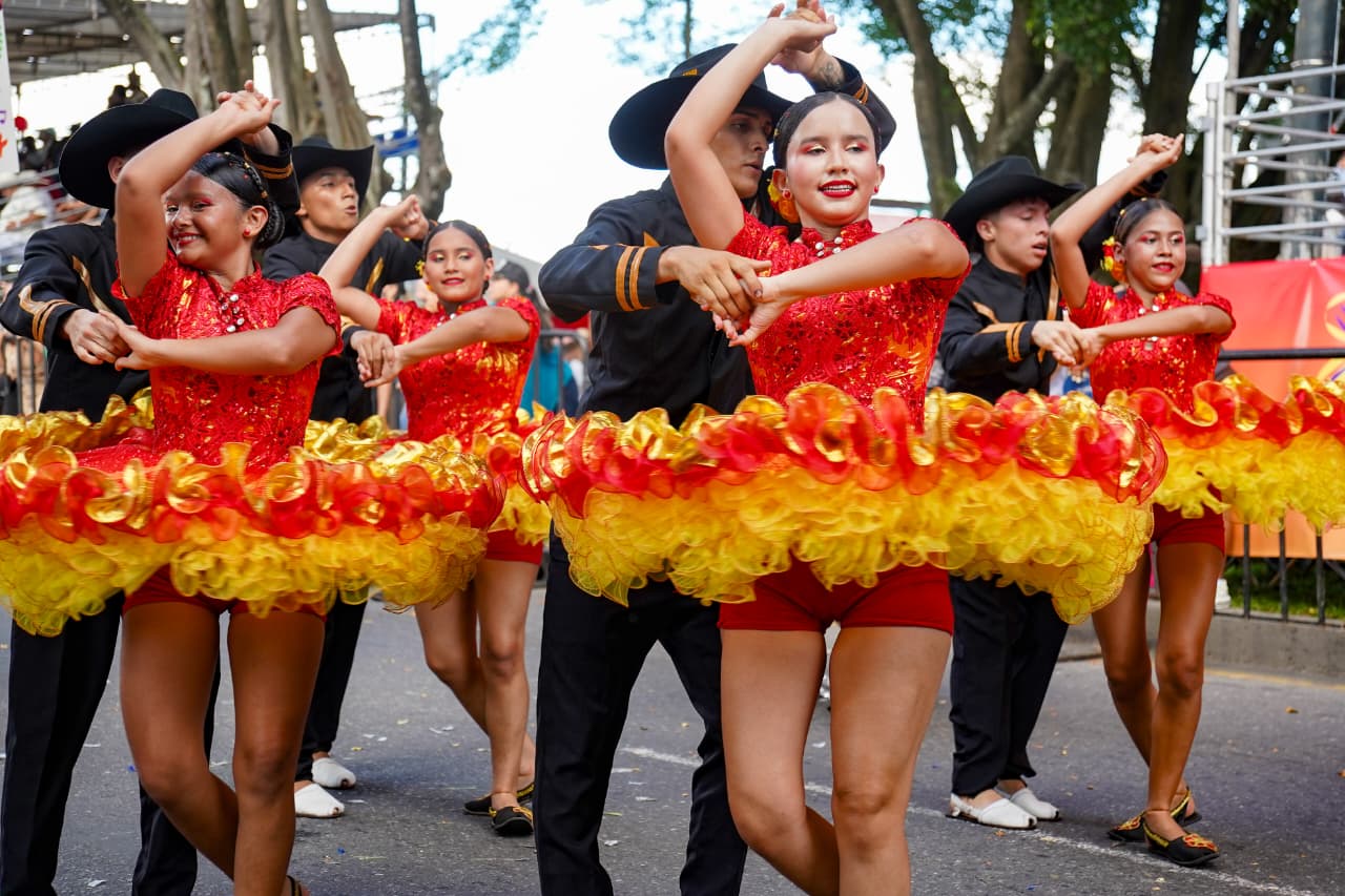 Bajo un sol ardiente, más 1.500 parejas de bailadores de Colombia y Venezuela danzaron por la avenida 40 en Villavicencio a ritmo de las notas del joropo en uno de los más coloridos y atractivos eventos en desarrollo del 57° Torneo Internacional del Joropo 'Miguel Ángel Martín'.