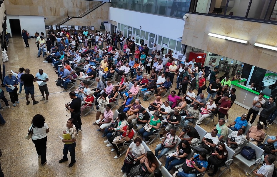 Contribuyentes y ciudadanos, en la Gobernación del Valle.