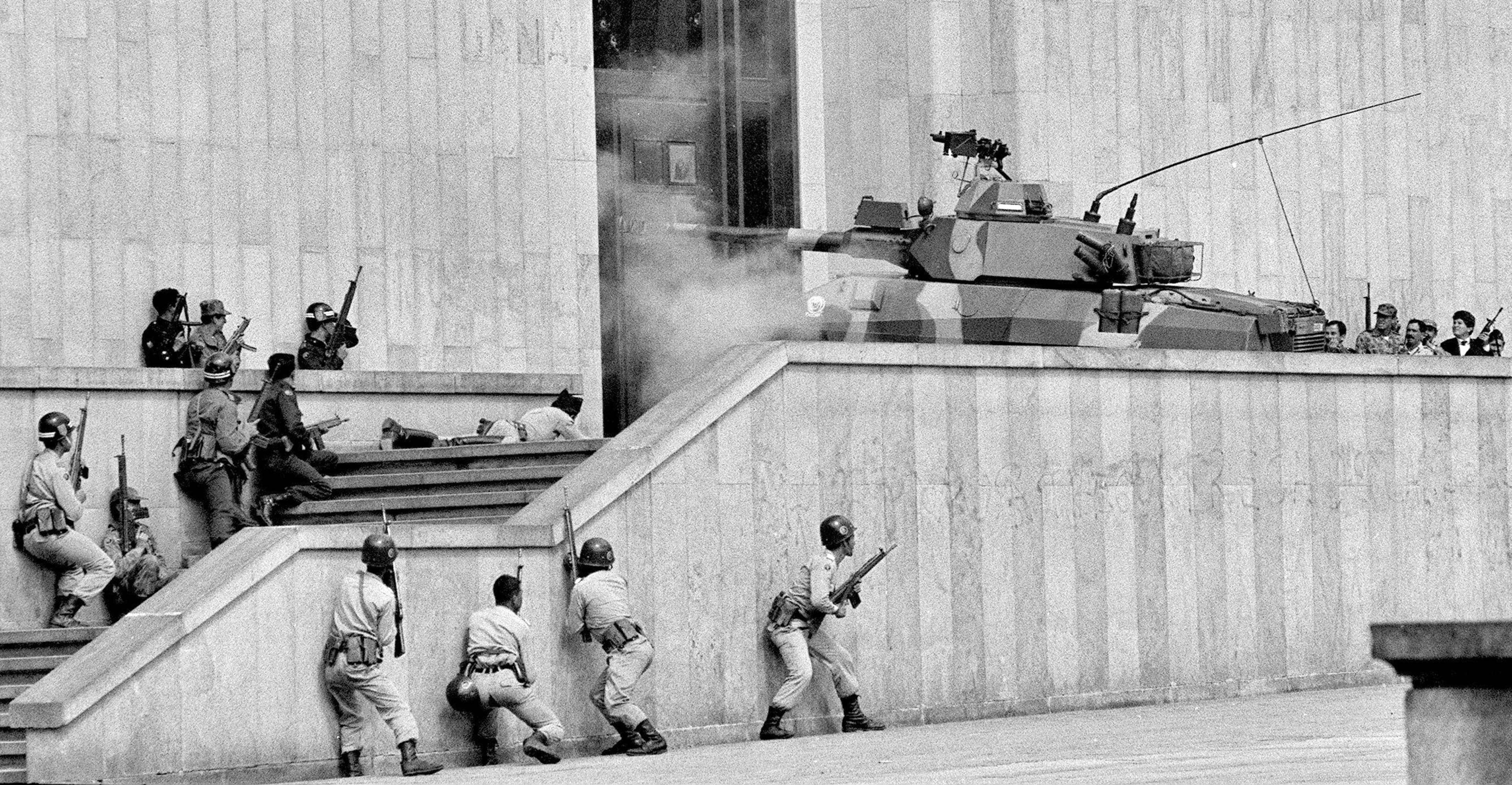 Foto inédita de EL TIEMPO del ingreso de dos vehículos blindados del Ejército al Palacio de Justicia en 1985. Prohibida su reproducción total o parcial.
