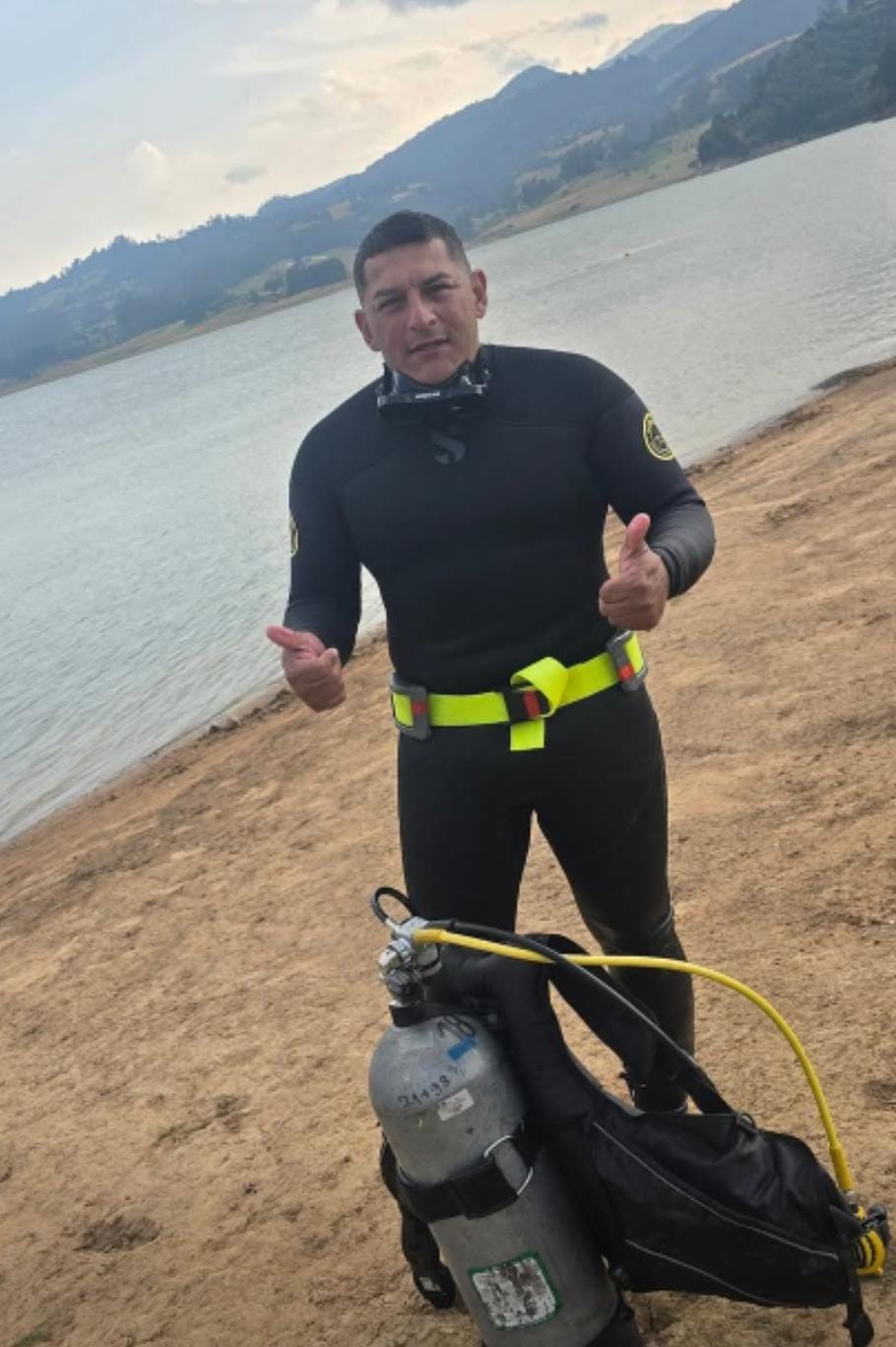 El subteniente Carlos Andrés Rozo fue arrastrado por la corriente mientras buscaba a la niña desaparecida.