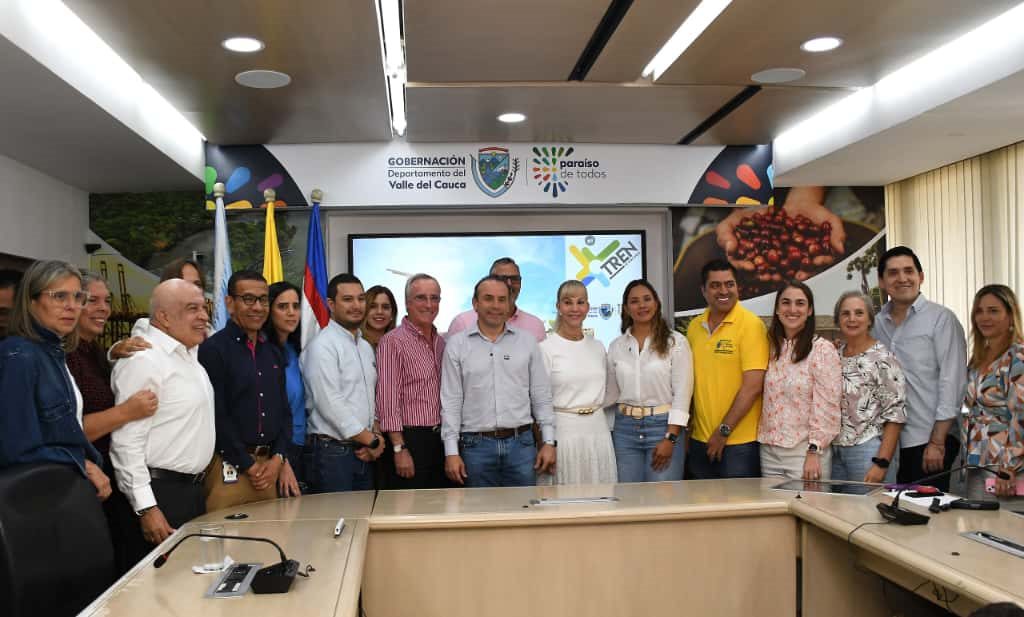 Dirigentes del Valle con sus mandatarios van por el tren de cercanías de la región.