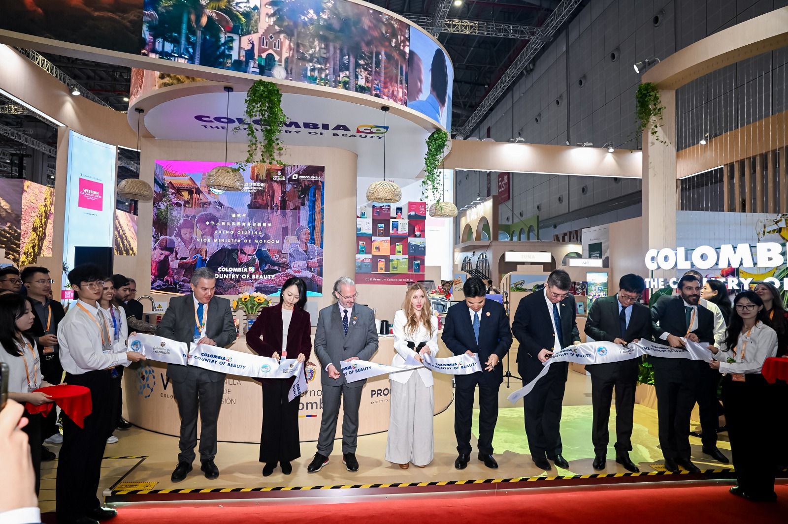 La ministra de Comercio, Industria y Turismo, Diana Marcela Morales, inauguró el stand de Colombia en la octava edición de la Exposición Internacional de Importaciones que se celebra en Shanghái (China).