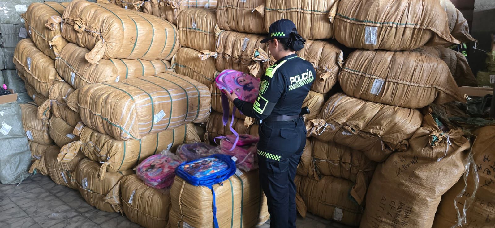 Incautan millonaria mercancía en el centro de Cali.