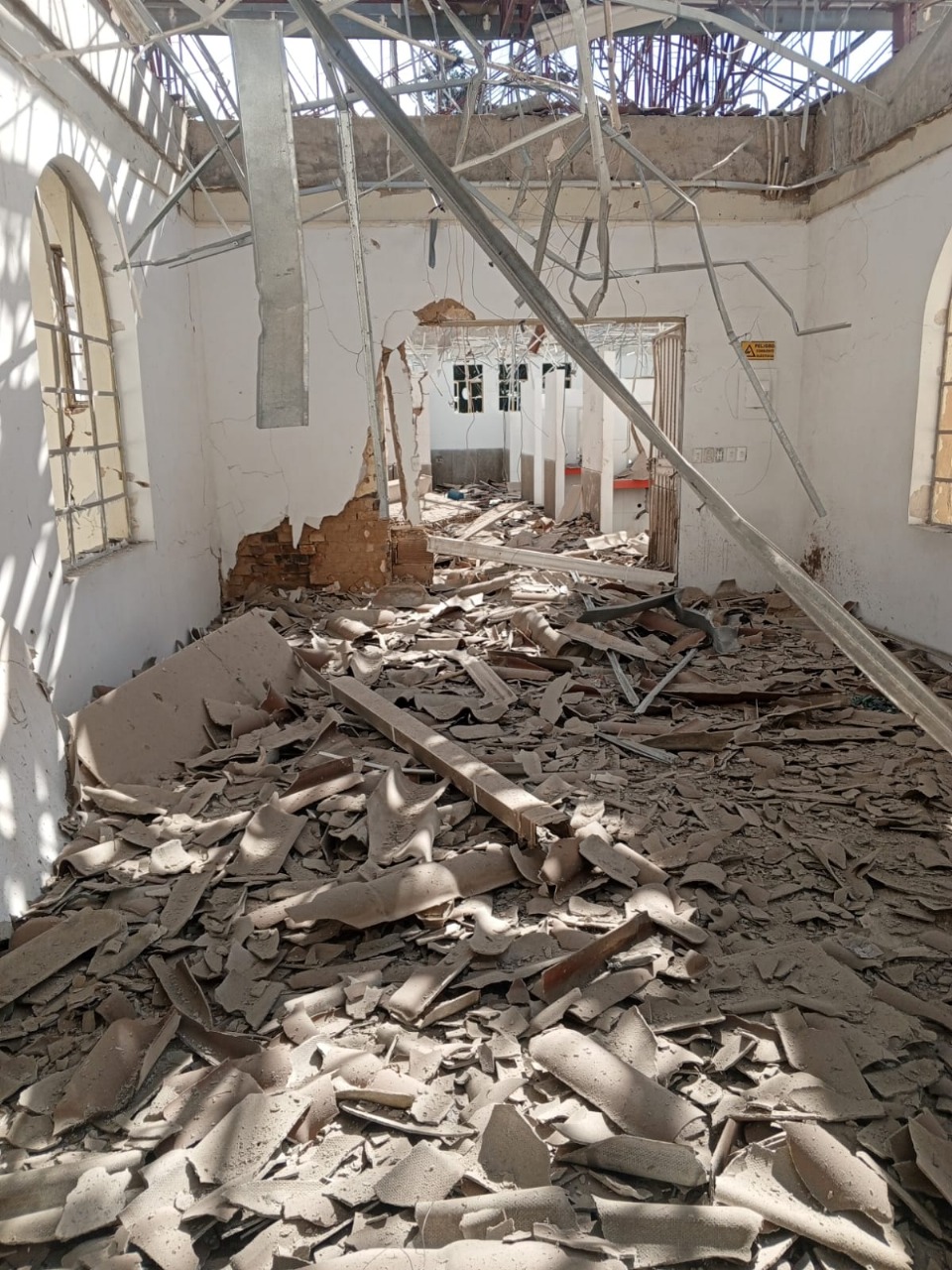 Fachada del Batallón Bolívar destruida