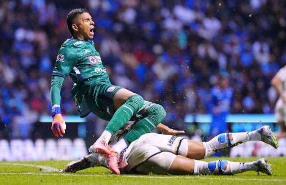 Kevin Mier salió lesionado