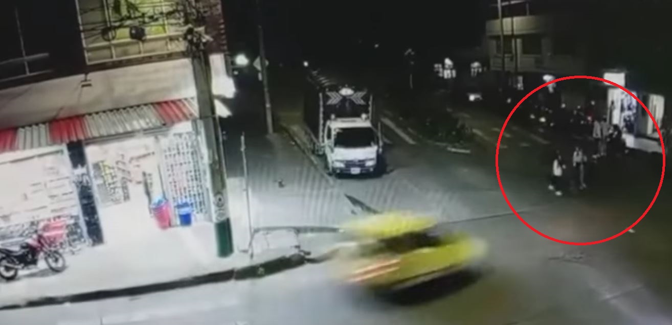 El taxi realizó una maniobra imprudente y terminó arrollando a varias personas que cruzaban la calle.