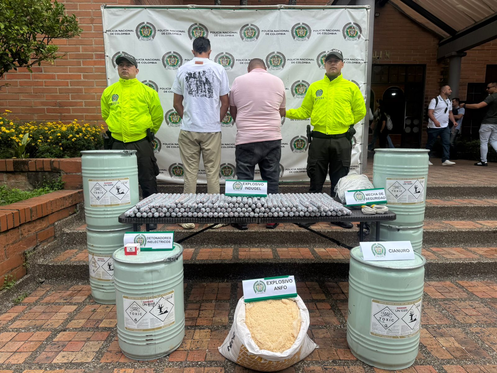 Los comerciantes y el masivo cayeron en manos de las autoridades a través de tres diligencias de allanamiento y registro en Cisneros.