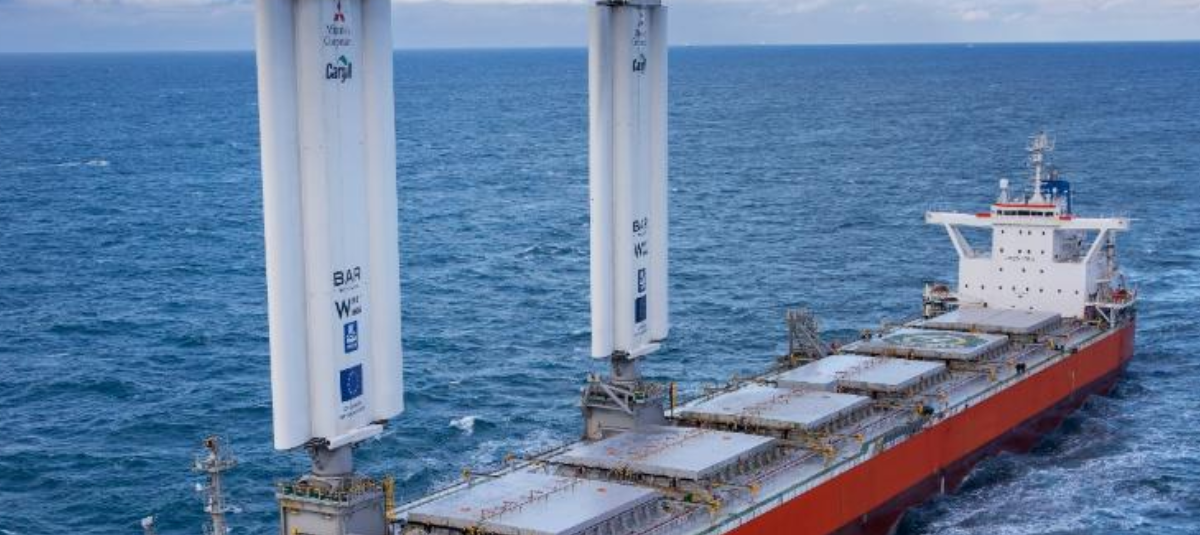 Ei instalează două pânze uriașe pe o navă de marfă și economisesc până la 11 tone de combustibil pe zi