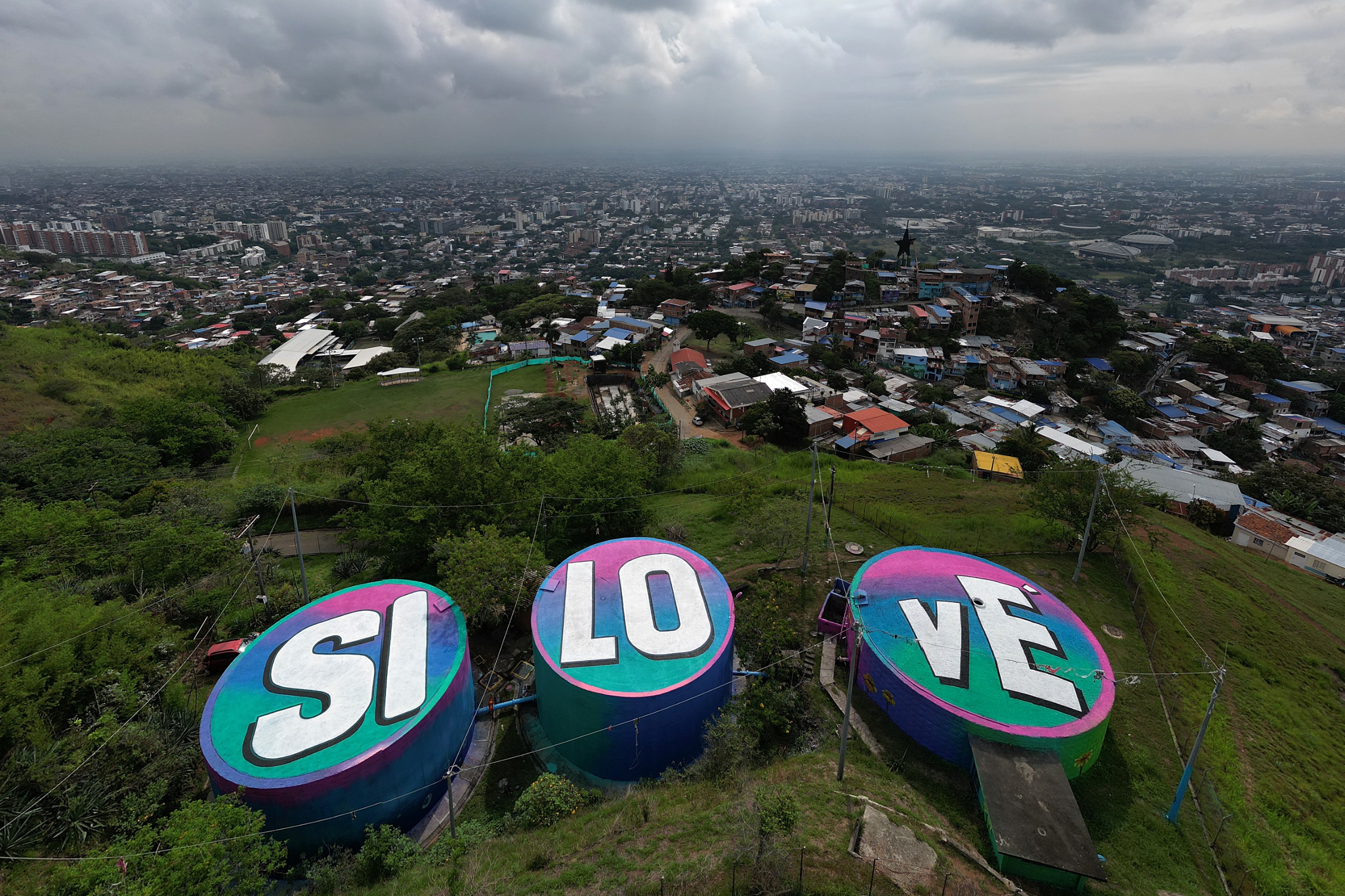 Tanques de agua convertidos en murales. Esta es una galería en tres gigantes.