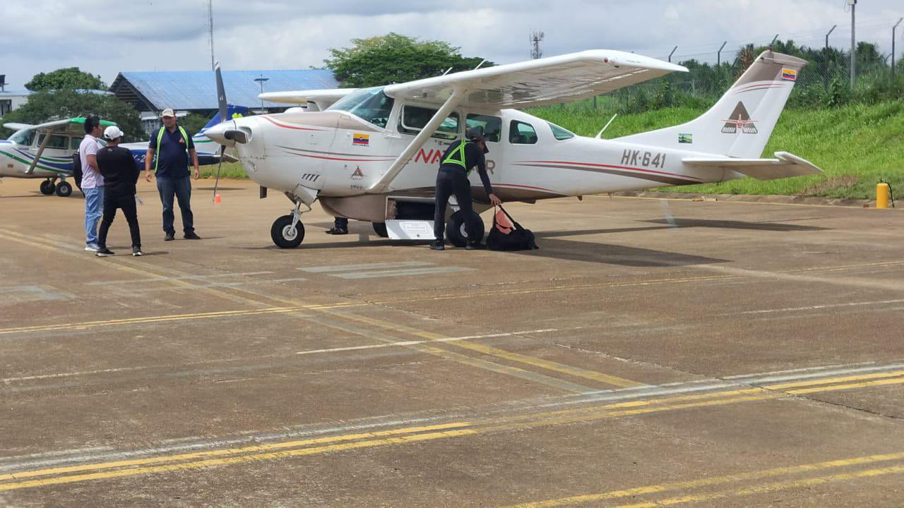 pilot ve Sicilden üç yetkili