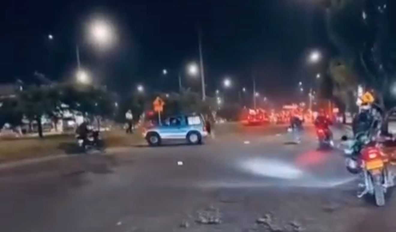 El vehículo azul en el que se desplazaba Mauricio Cendales Parra fue convertido en chatarra tras el asalto de una multitud en Kennedy.