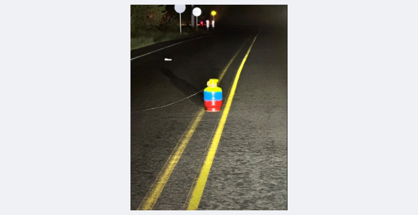 Temor por un extraño cilindro de gas en la mitad de la carretera a Buenaventura.