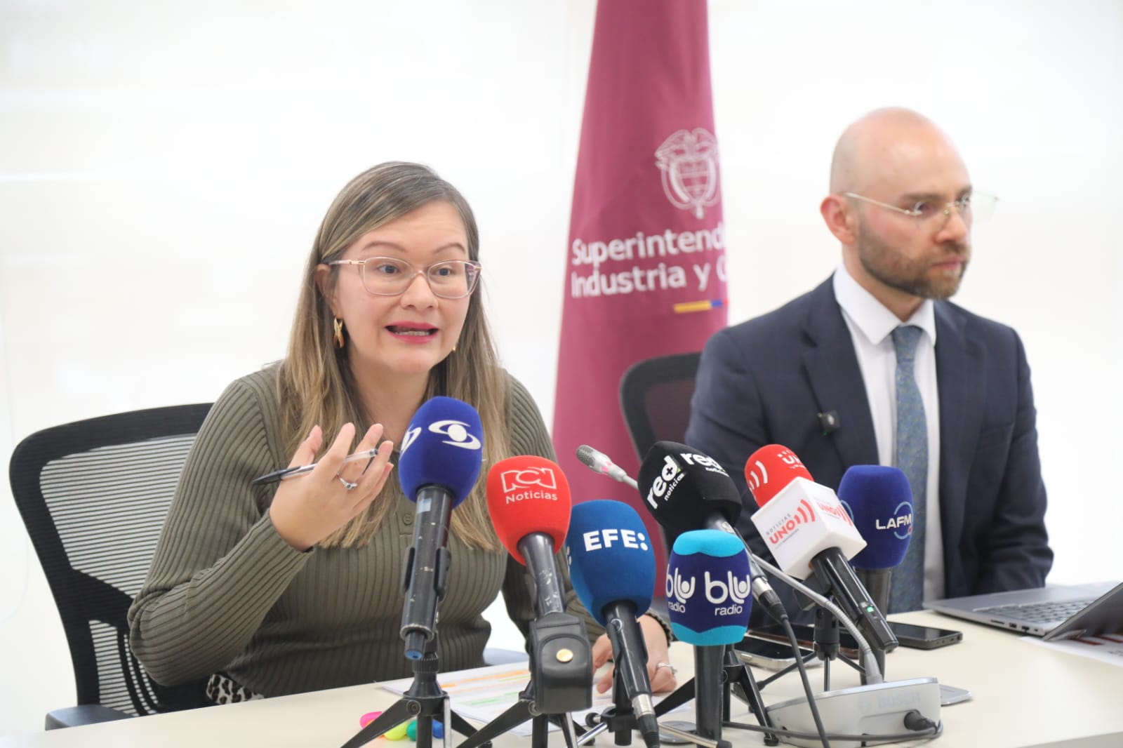 SIC aprobă în conferința de presă integrarea dintre Tigo și Movistar Cielo Rusinque și delegatul Francisco Melo.