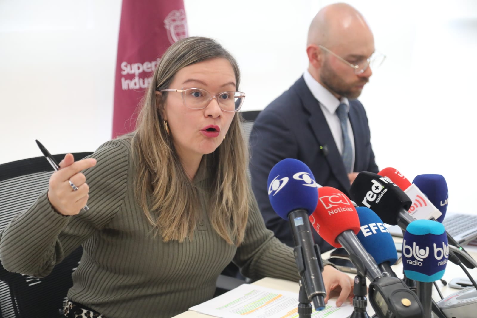 La SIC aprueba la integración entre Tigo y Movistar Cielo Rusinque y el delegado Francisco Melo en rueda de prensa.