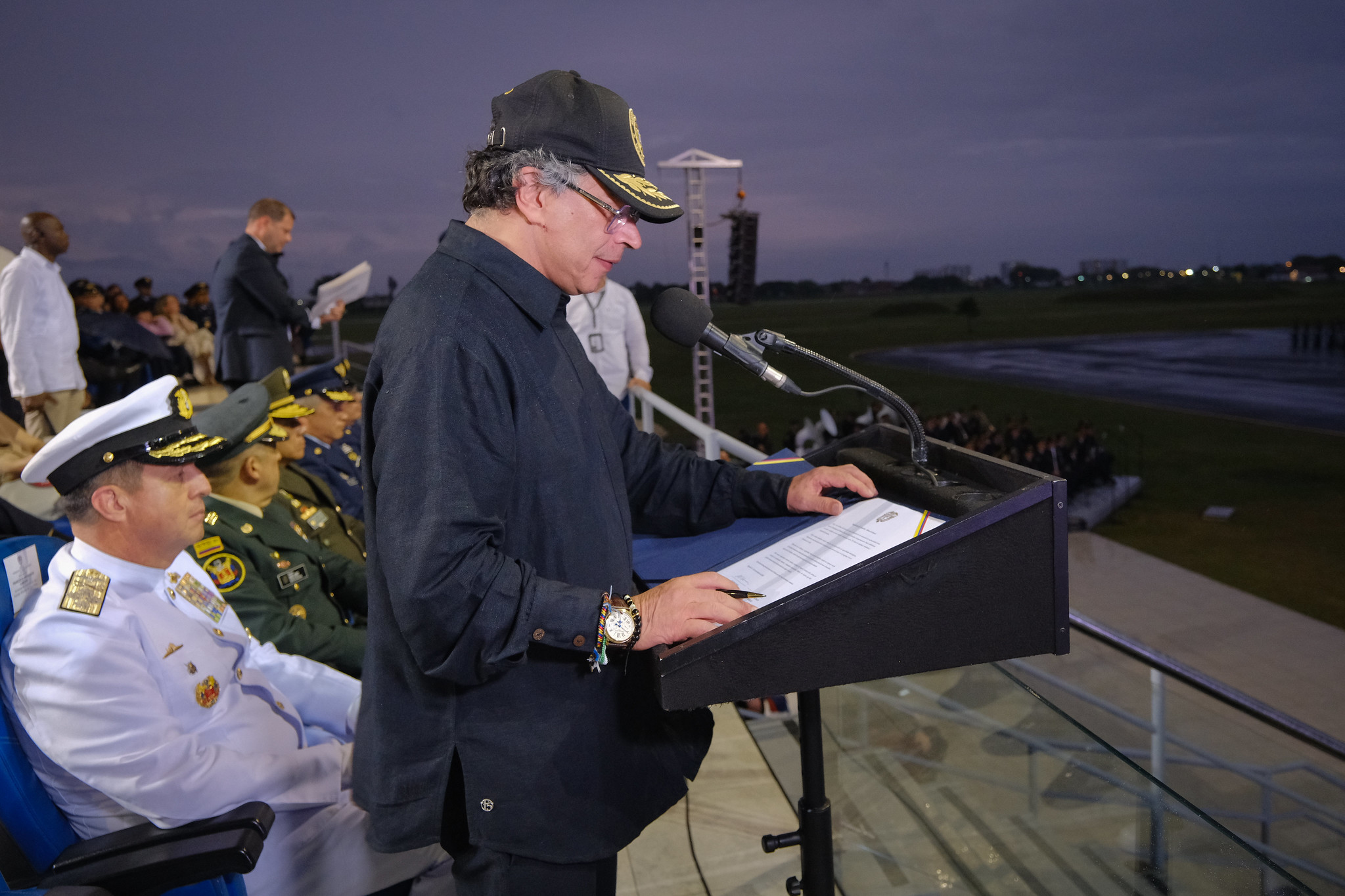 El presidente Gustavo Petro en la firma del contrato de compra Gripen.