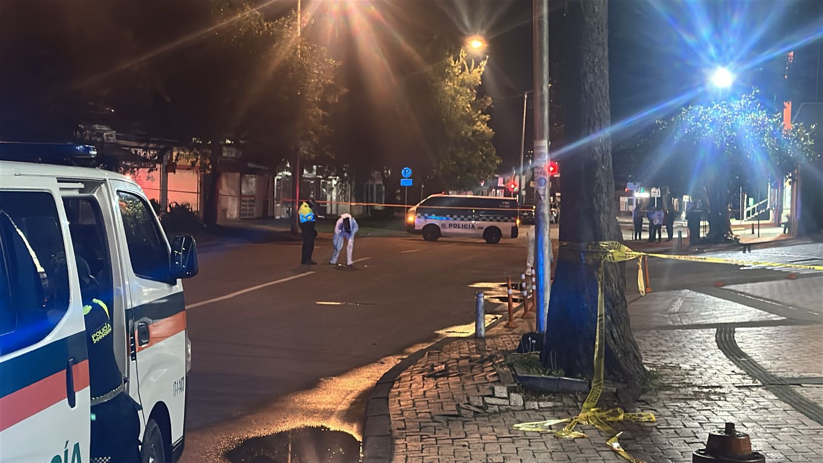 Criminalística realizó el levantamiento del cuerpo mientras se iniciaba la búsqueda del presunto agresor.