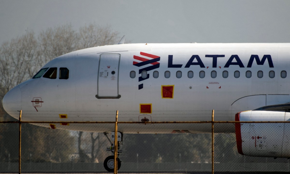 Un avión de LATAM Airlines en la pista del Aeropuerto Internacional de Santiago.