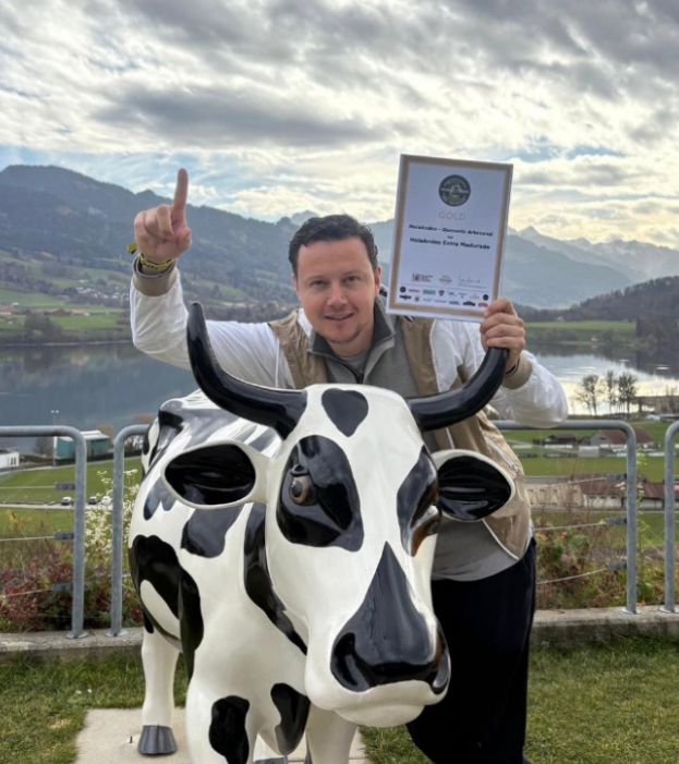 Tobias recibe en Berna la medalla de Oro de los World Cheese Awards 2025 entre 5.244 quesos de 46 países.
