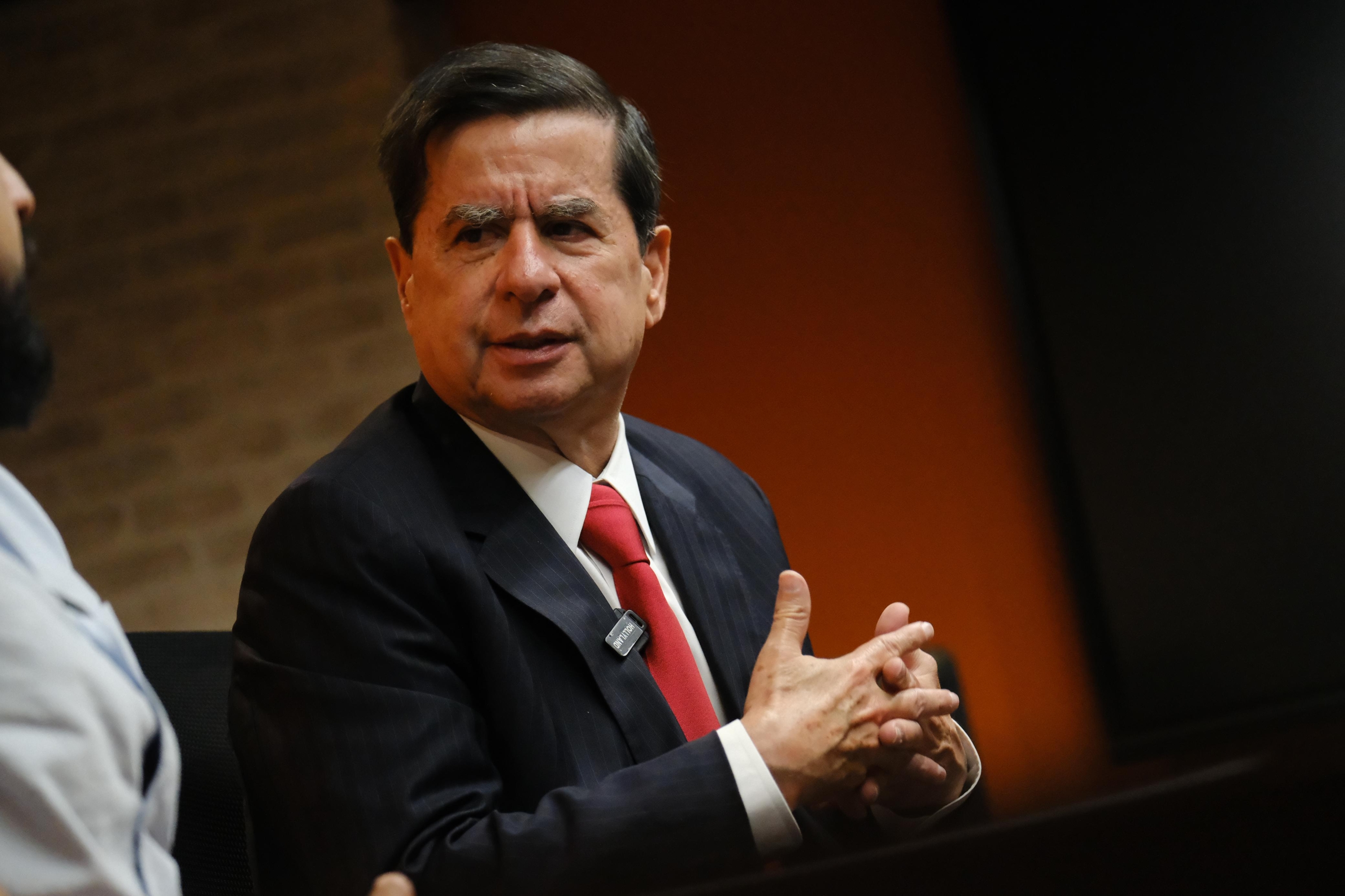 El exministro Juan Fernando Cristo anunció su candidatura presidencial.