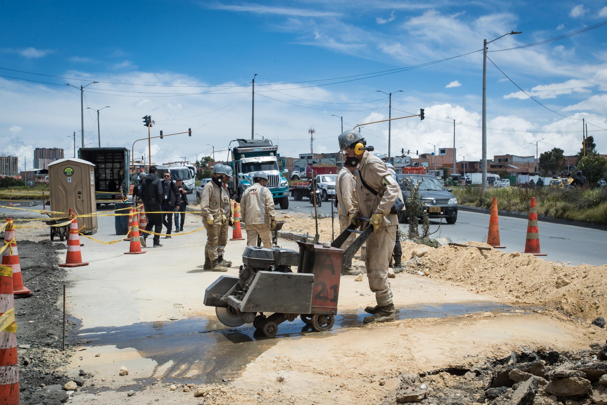 Trabajo en avenida Ciudad de Cali.