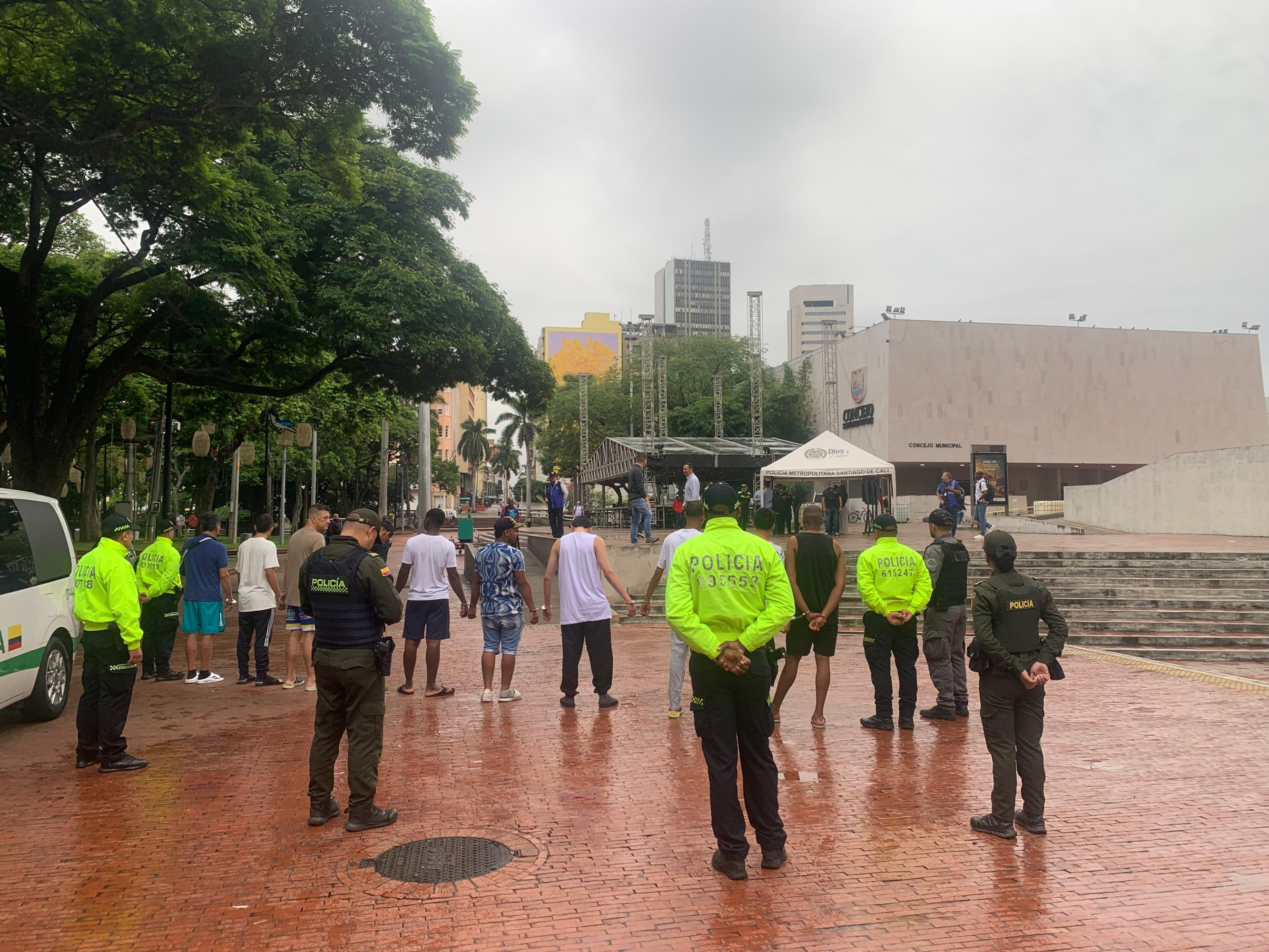 Los 12 capturados por presuntos robos y estafas en Cali.